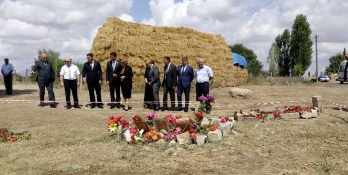 Aserbaidschanische Abgeordnete besuchen das von den Armeniern unter Beschuss genommenes Dorf Alkhanli