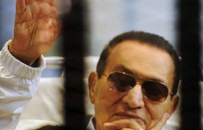 Mubarak deja hospital militar en El Cairo y vuelve a su hogar