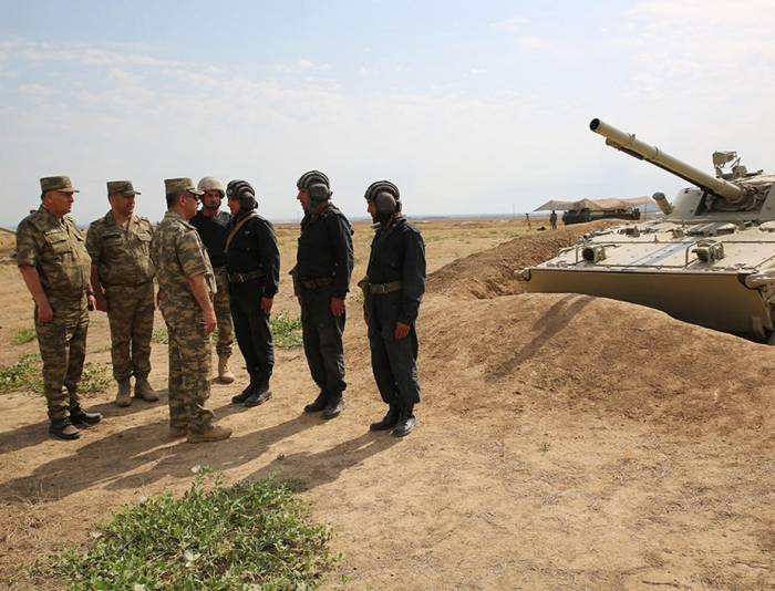 Aserbaidschanische Beamte kontrollieren die Kampfbereitschaft der Einheiten an der Frontlinie
