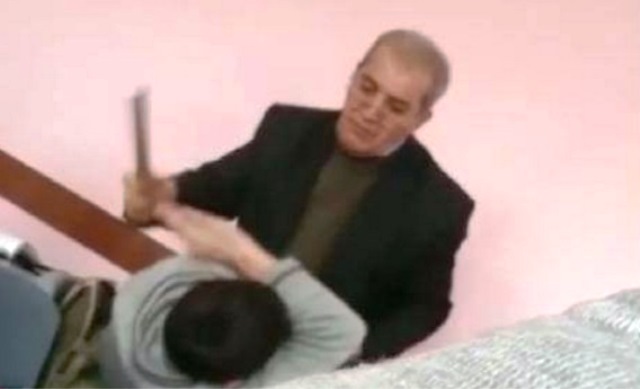 Nazir şagirdi döyən müəllimi işdən çıxardı