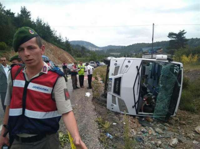 Tourist bus overturns in Turkey, 18 injured