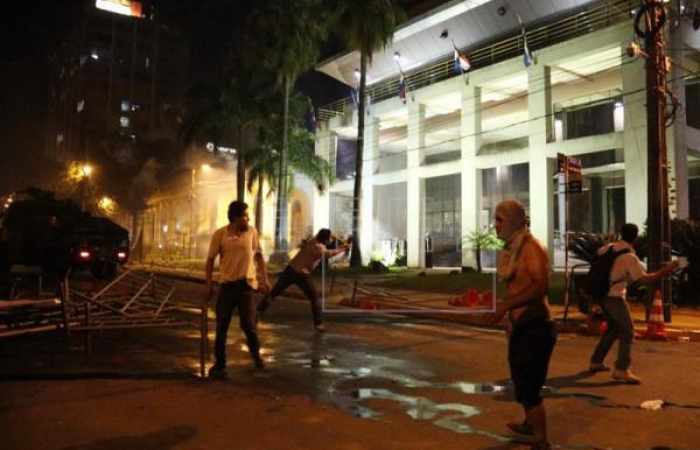 Un muerto en la sede del partido opositor durante los disturbios en Asunción
