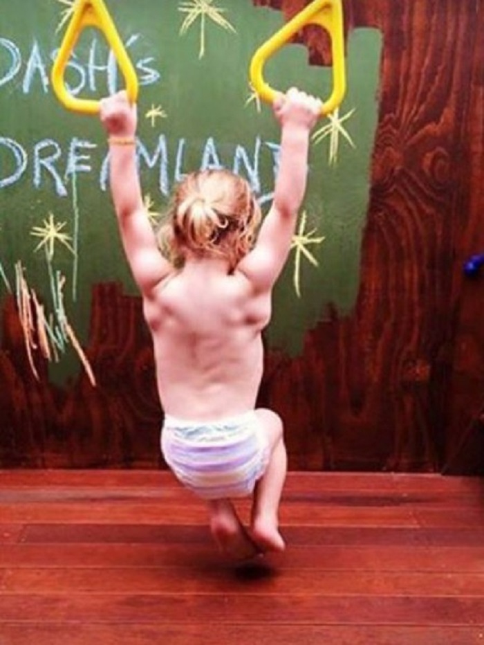 Muskel-Schock: Dieser 3-Jährige trainiert schon wie ein Großer