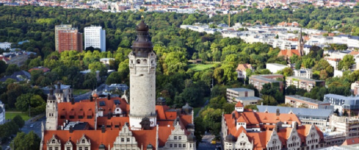 Unbekannte legen Schwein mit “Mutti Merkel“-Aufschrift auf Moschee-Baustelle