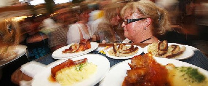 Steigern die Esslust: Mit dicken Kellnern kommen Restaurants viel besser an Ihr Geld