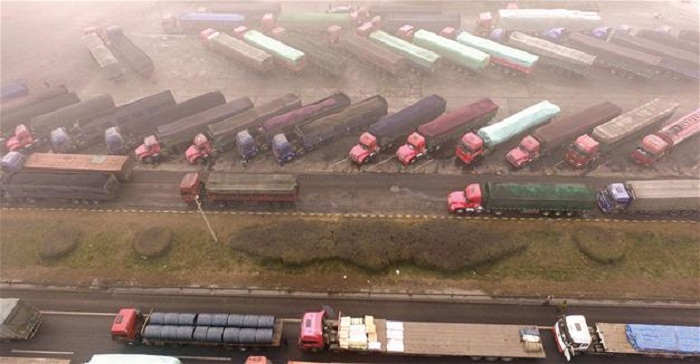 China’s  smoggiest  city  closes   schools amid public anger