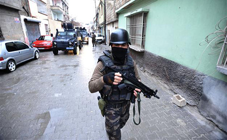 Army catches Turkish citizen, 13 foreigners set to join ISIL in Turkey