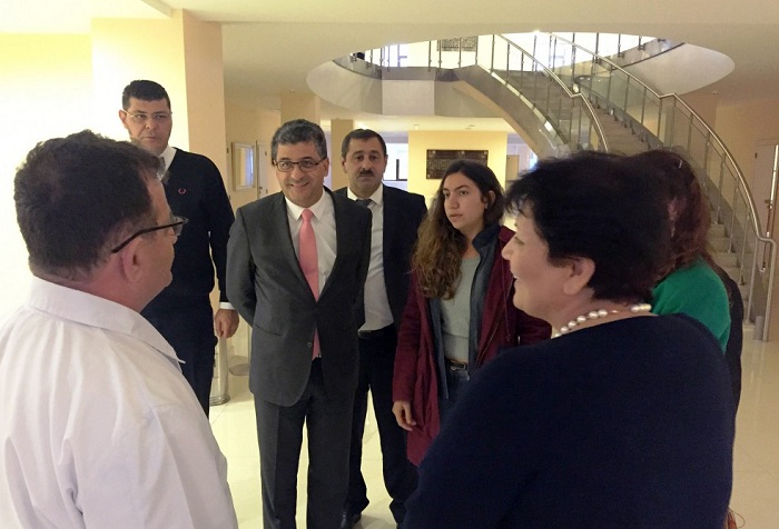 Le chargé d`affaires de l`ambassade de Colombie en Azerbaïdjan visite Naftalan