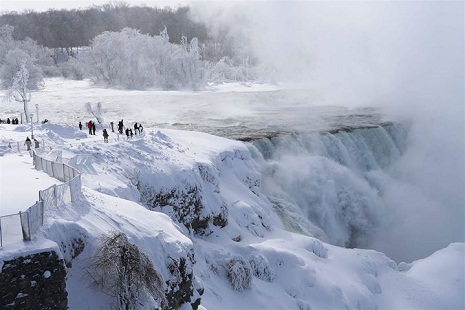 Frozen Niagara Falls draws tourists - VIDEO
