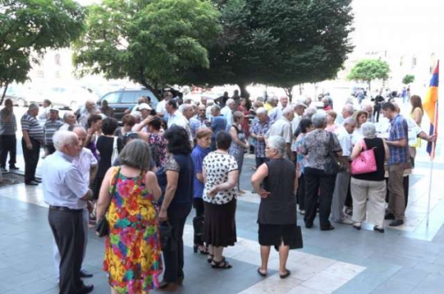 Anti-government protest of employees in Armenia - VIDEO
