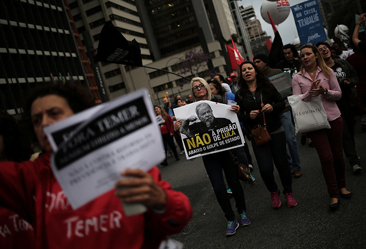 Miles de personas se vuelcan a las calles en Brasil para protestar contra las reformas laborales