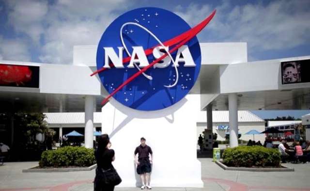 NASA Seeks Students` Ideas to Land Manned Probe on Mars