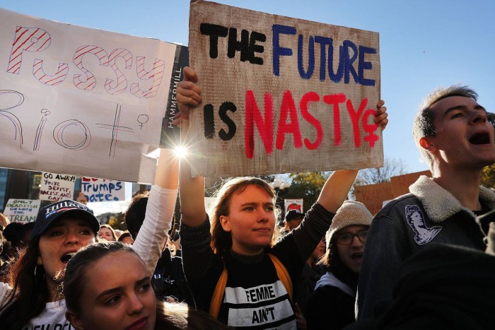 Trump descalifica las protestas y acusa a los medios de orquestarlas
