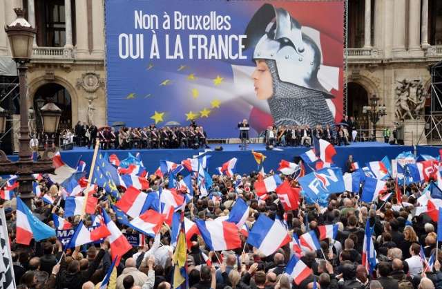 Hollande:  une victoire du FN à la présidentielle, `ce ne serait plus la France`