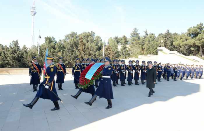 Nursultan Nazarbajew besucht Märtyrerallee