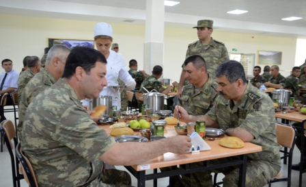 Zakir Həsənov hərbçilərlə nahar etdi - FOTOLAR