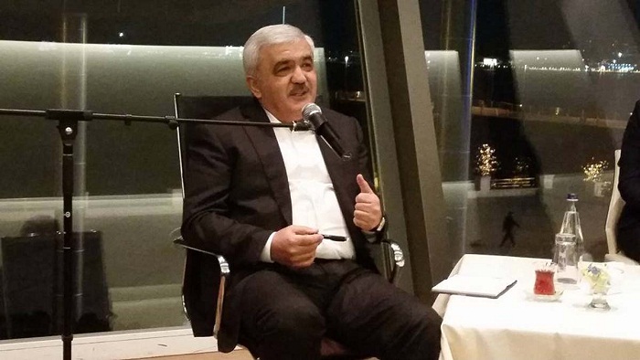 SOCAR president talks to BHOS student at 