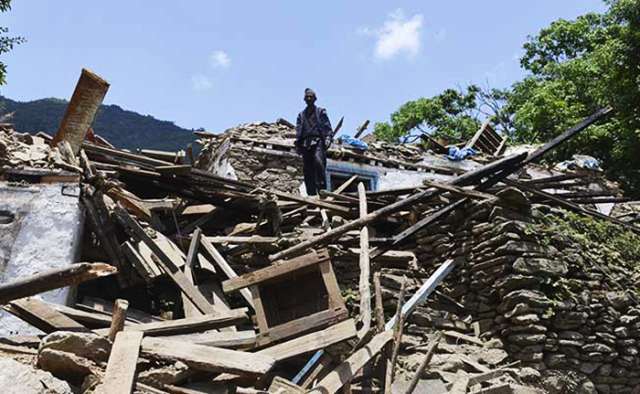  Nepal Earthquake Survivors Turn Porters to Deliver Aid