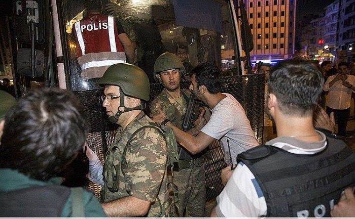 Around 200 unarmed soldiers `surrender to Turkish police` - UPDATED, VIDEO