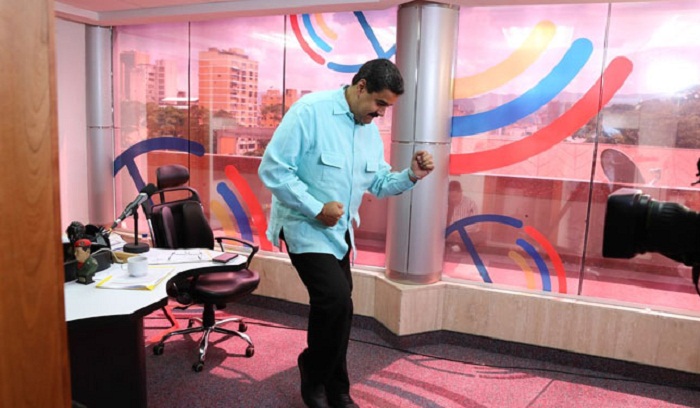 La crise frappe le Venezuela, mais Nicolas Maduro danse la salsa
