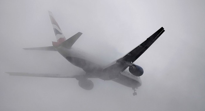 Cancelados cerca de 100 vuelos en Londres a causa de densa niebla 