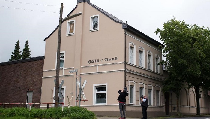 Mutter wirft ihre drei Kinder aus dem Fenster