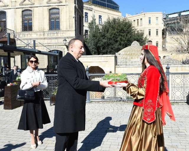 Ilham Aliyev nimmt an der Volksfeierlichkeit anlässlich des Novruz-Festes teil