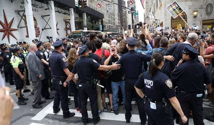 Centenares de manifestantes aguardan la llegada de Trump en el centro de Nueva York