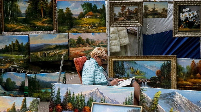 Nuremberg : la prenant pour un mot croisé, une grand mère griffonne sur une œuvre d`art
