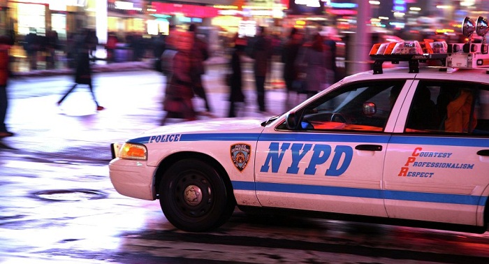New York police search for suspects in hostage situation at jewelry store