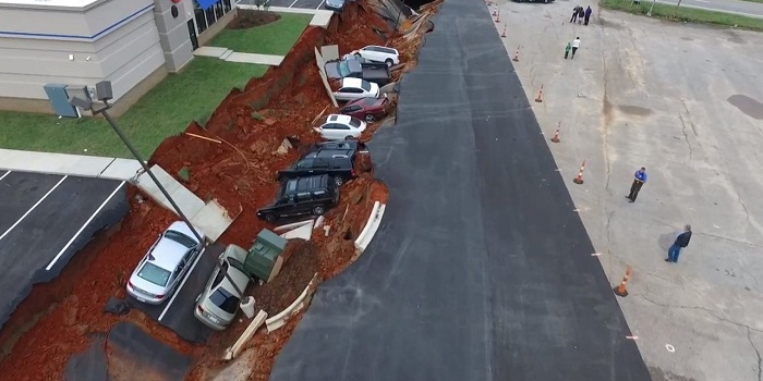 Un parking s`effondre et engloutit 15 voitures aux États-Unis  VIDÉO