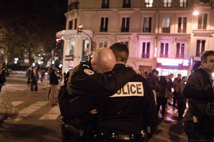 L`émotion de deux policiers photographiée à Paris au surlendemain des attentats
