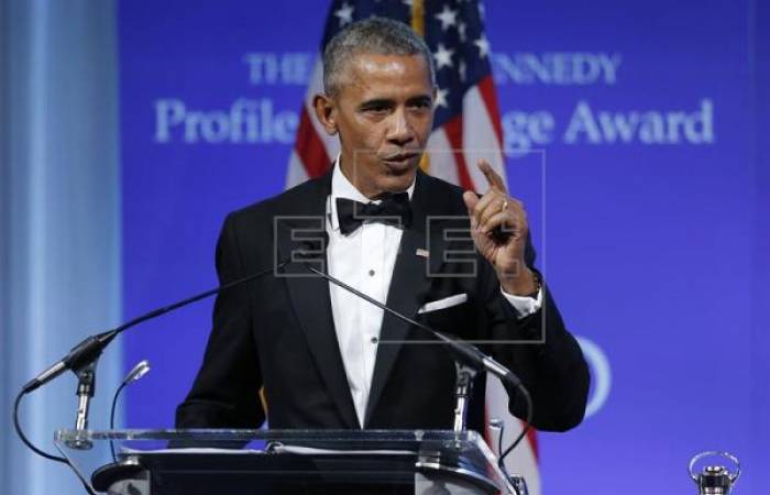 Obama pide "coraje político" para salvar su ley de salud en el Congreso