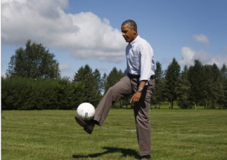 Obama futbol oynadı -VİDEO