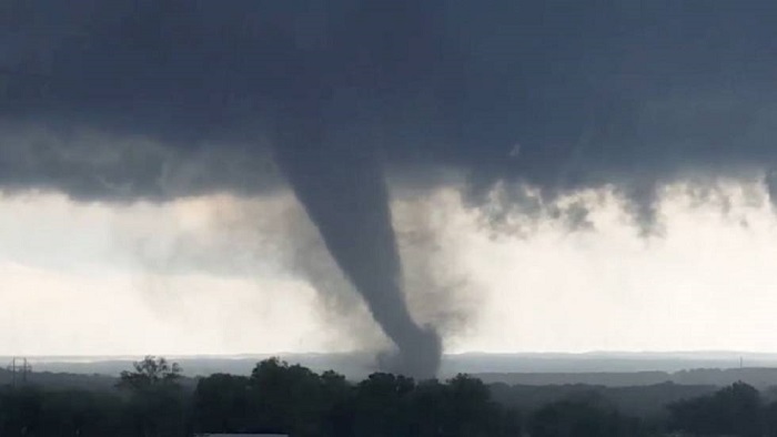 Dos muertos tras la sacudida de varios tornados masivos en Oklahoma