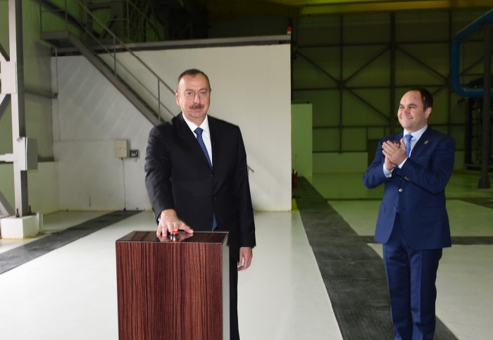 Ilham Aliyev bei der Eröffnung des Sauerstoffwerks