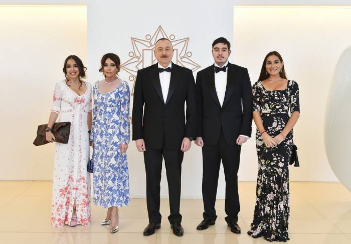 Ilham Aliyev a assisté à la cérémonie solennelle consacrée au 94e anniversaire de la naissance du Leader Nationale - PHOTOS
