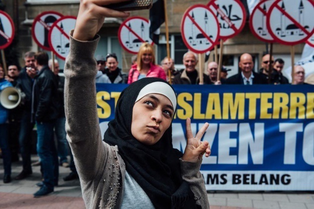 La musulmana que se retrató sonriendo ante una manifestación antiislámica