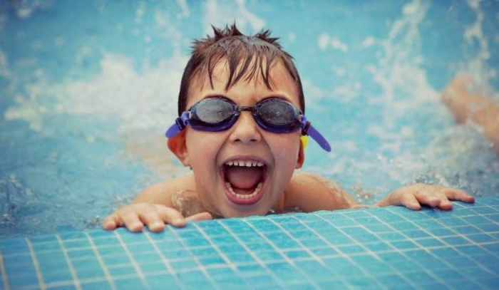 عليكم والانتباه... خطر إصابة طفلك بـ "السالمونيلا" والفطريات بعد السباحة!