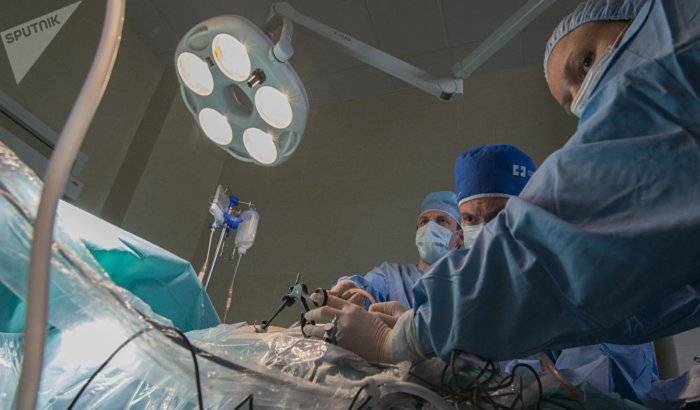 Polémica en Chile por médicos viendo partido de la Copa Confederaciones mientras operan