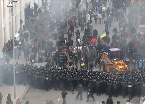 Kiyevdə etirazçılar Prezident Administrasiyasına buldozerlə hücum edir - VİDEO