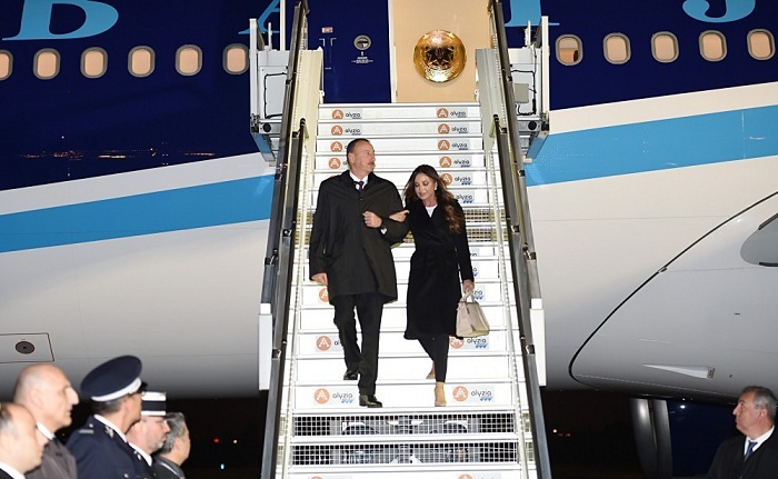 Ilham Aliyev und seine Ehefrau sind in Paris angekommen.