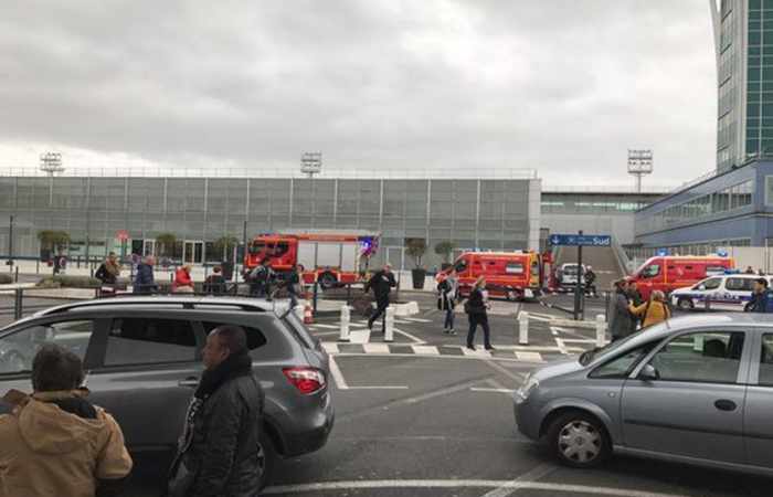 Aéroport d'Orly: un homme abattu après avoir dérobé l'arme d'un militaire