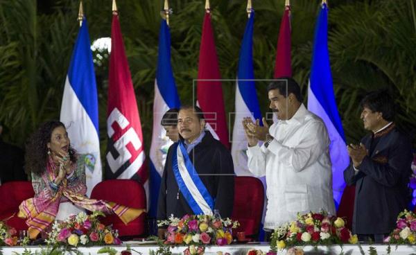 Ortega promete gobernar con todos en su cuarto mandato, ahora junto a esposa