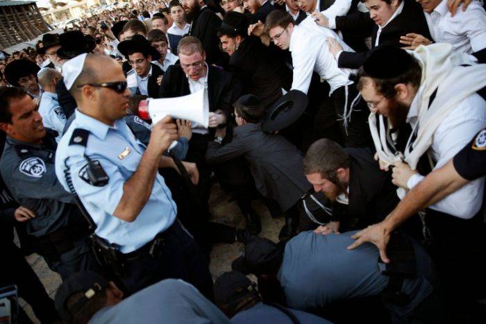 Jérusalem: manifestations de juifs contre le service militaire