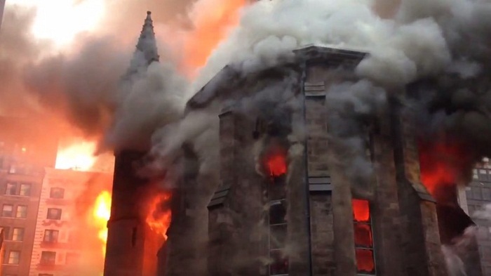 Un immense incendie a dévasté une église serbe orthodoxe à New York - VIDEO