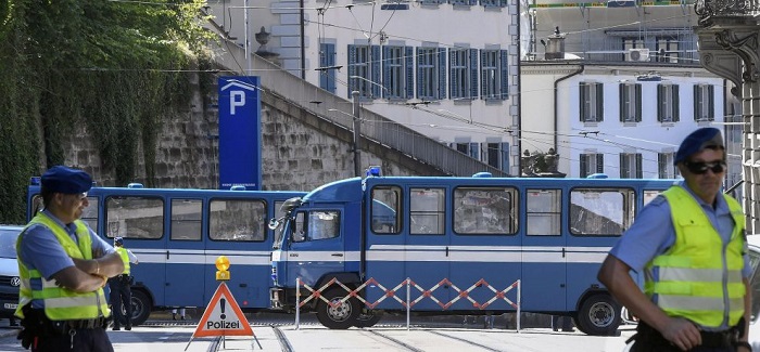 Un hombre incendia un tren en Suiza y acuchilla a varios pasajeros.