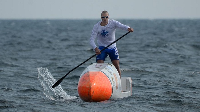 Il va traverser l`Atlantique en paddle