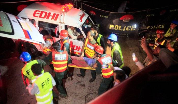 Al menos un muerto y 33 heridos tras explosión de un camión en el noreste de Pakistán 