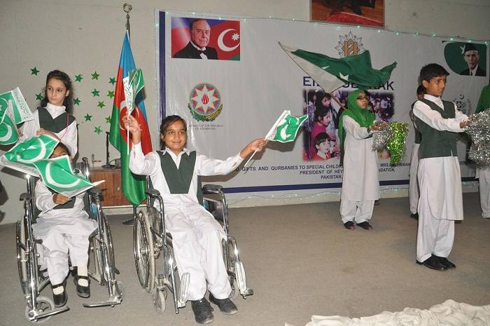 Heydər Əliyev Fondu Pakistanda uşaqları sevindirdi - Fotolar